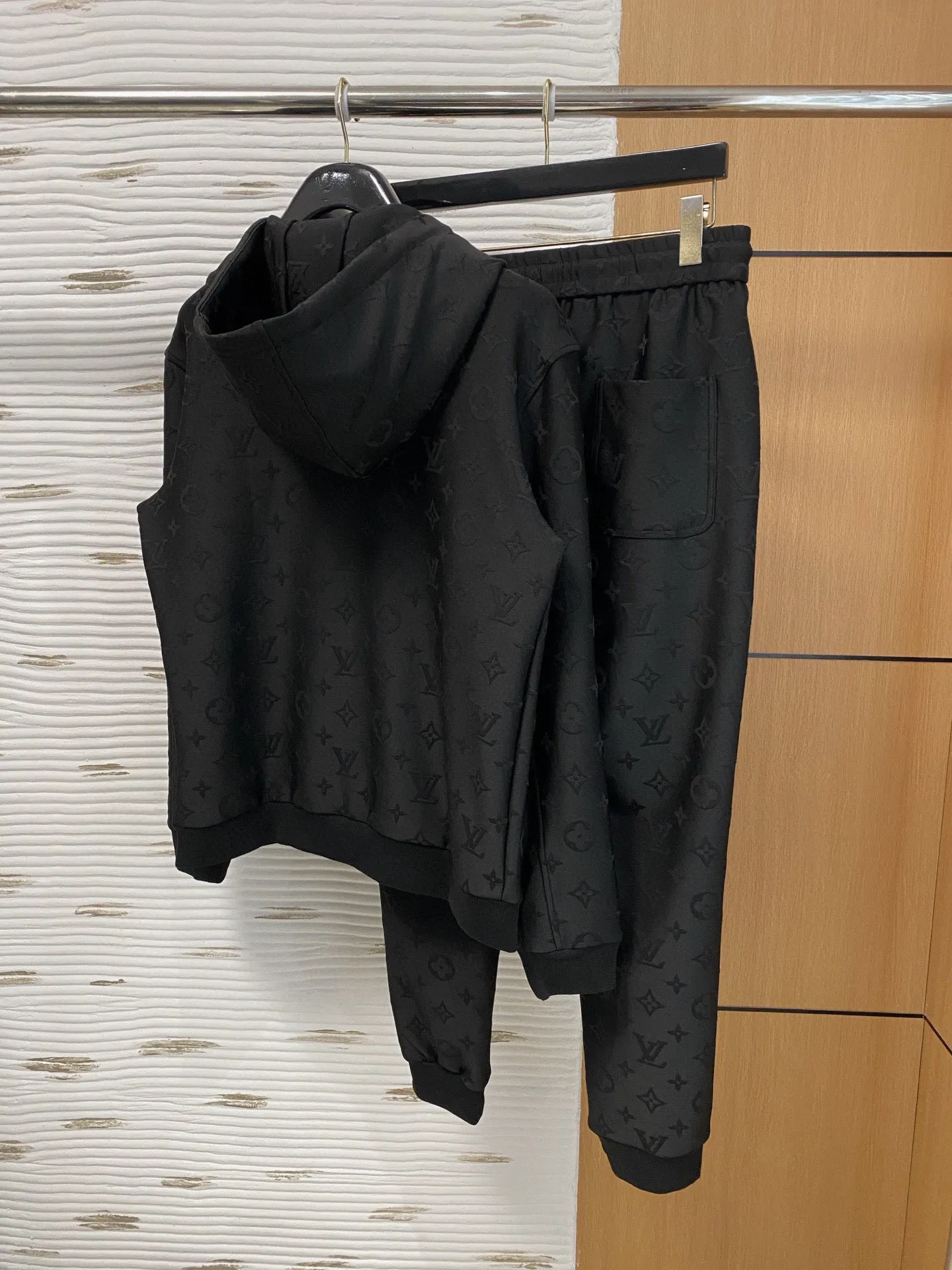 🅿️720 LV hot-selling suit is coming. Focus on the original version of the official website. 2025 new hot-selling cardigan suit. The original order is the best. 🇭🇰The meticulous work of top designers. It has a fitting and perfect upper body effect. All-natural high-quality Tencel Roman cotton 100%, close-fitting comfort, noble and elegant! Original hardware embodies elegance and nobility! Counter size: M-3XL (maximum wear up to 190 pounds)